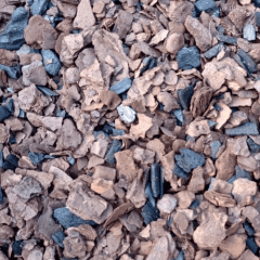 Casca de Pinus Triturada com Carvão 20 Litros para Jardim – Melhor Drenagem e Proteção do Solo com Frete Grátis