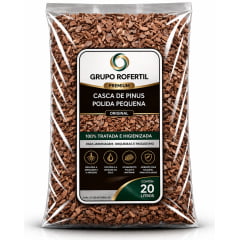 Casca de pinus polida pequena premium 20 litros para jardim. Acabamento fino, proteção do solo e melhor distribuição. Frete grátis e envio rápido.
