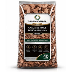 Casca de pinus polida pequena premium 40 litros para jardim. Acabamento fino, proteção do solo e melhor distribuição. Frete grátis e envio rápido.